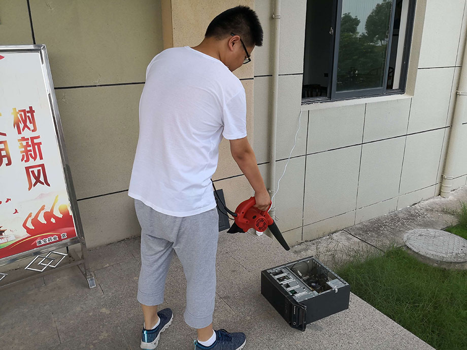 信息部加班加点 夏日为电脑降温